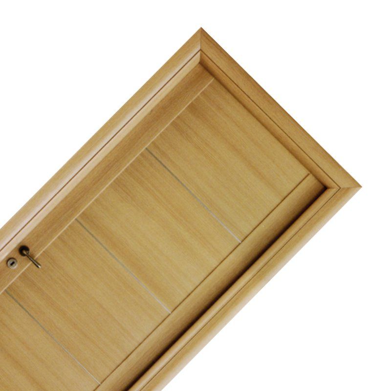 Porta in legno con pannello e rifiniture incassati, leggermente inclinata, dotata di serratura e chiave.