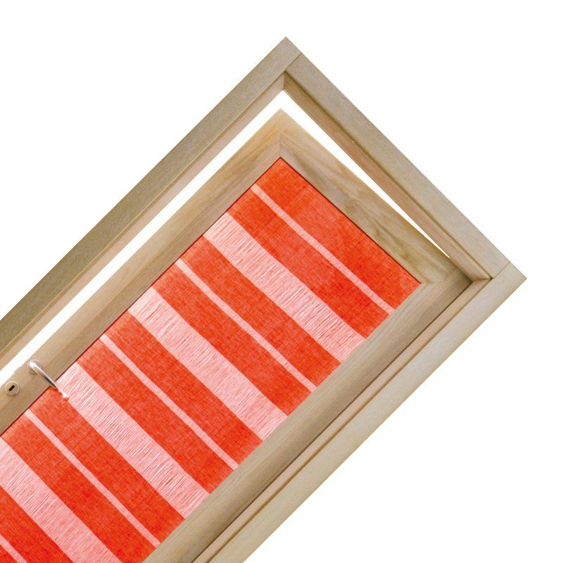 Cornice in legno con tessuto a righe arancioni e bianche.