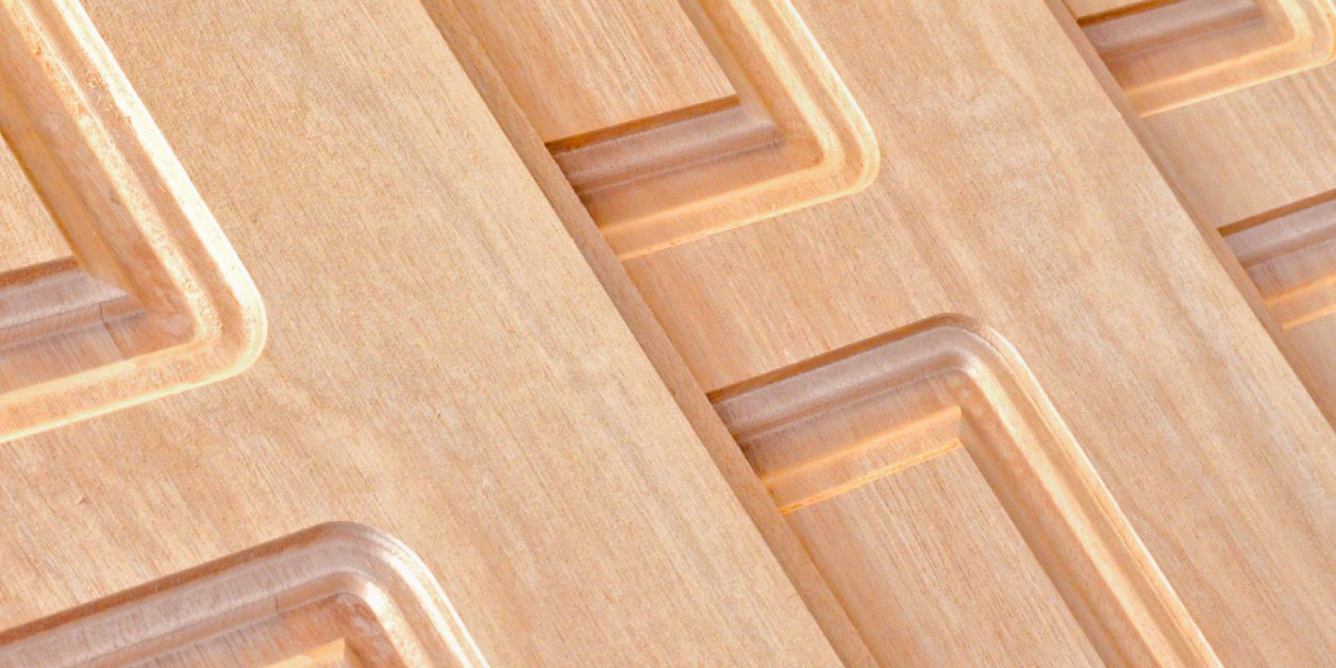 Pannelli per porte in legno con motivi geometrici incassati.