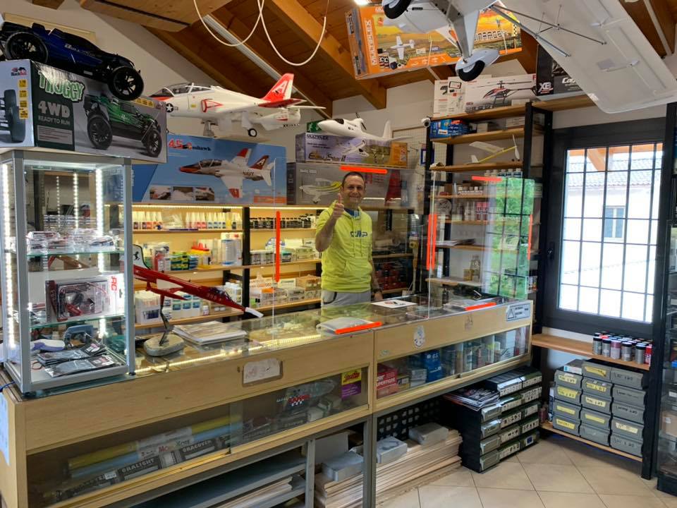 Ampio assortimento di modellini e accessori per il modellismo