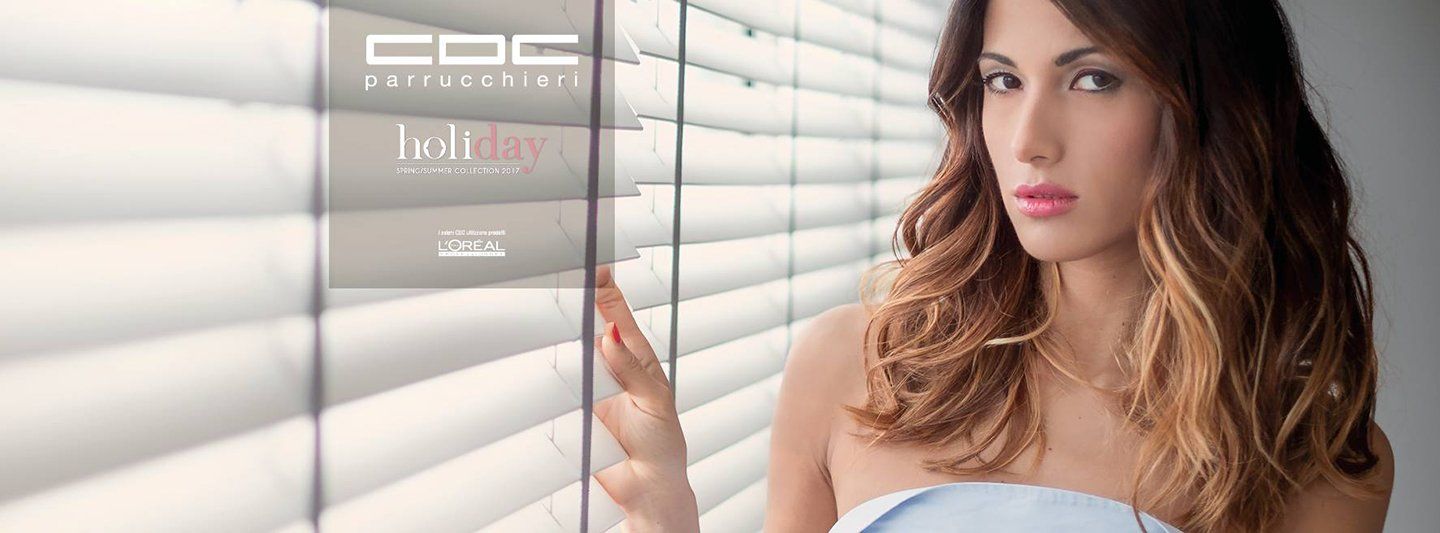 Modella con capelli castani mossi