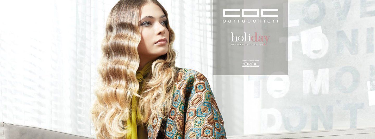 Modella con lunghi capelli biondi mossi