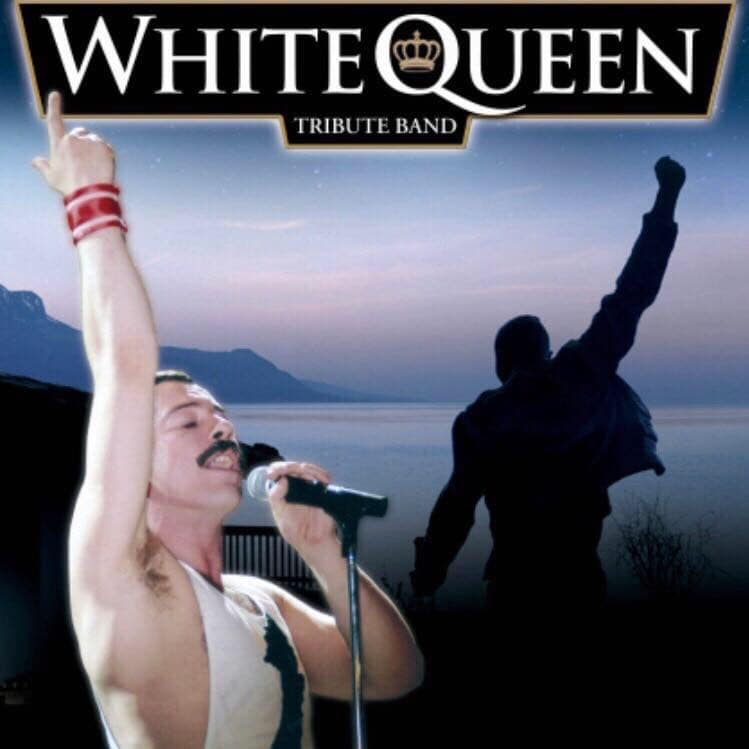 Un artista della tribute band dei White Queen canta al microfono, con la silhouette di un altro artista.