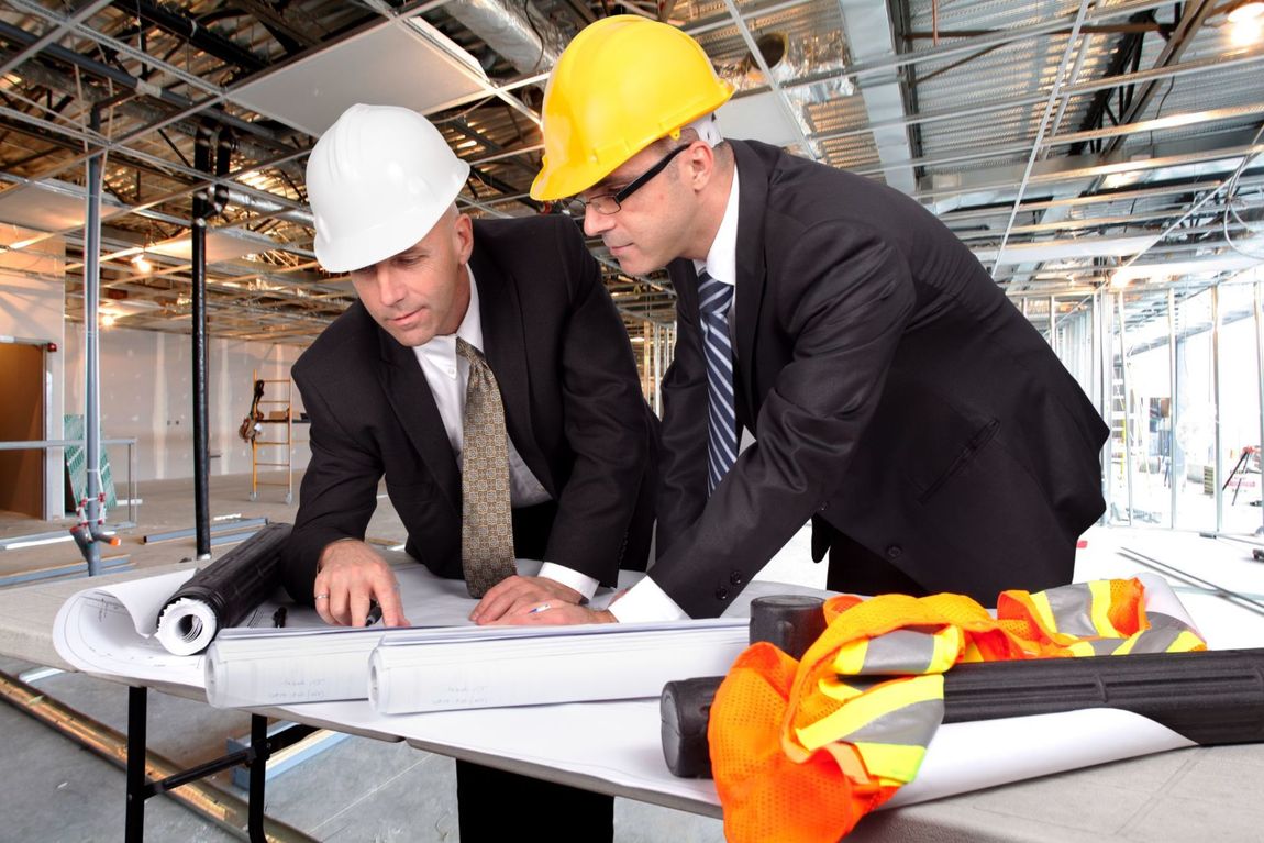 ingegneri in cantiere con caschetto