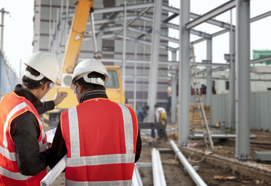 architetti in cantiere durante un controllo
