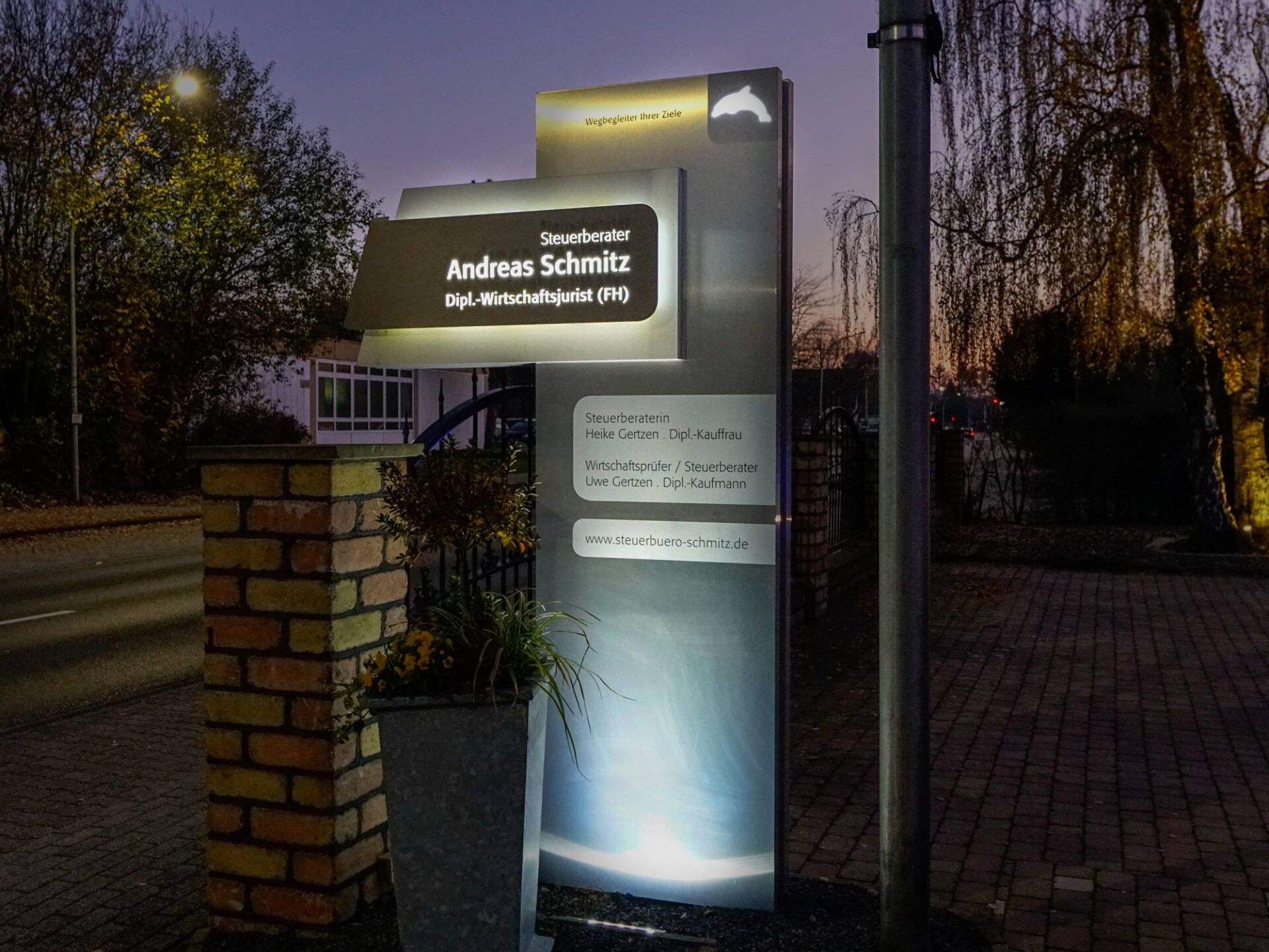 Sonderdesign Schild | Werbepylon beleuchtet
