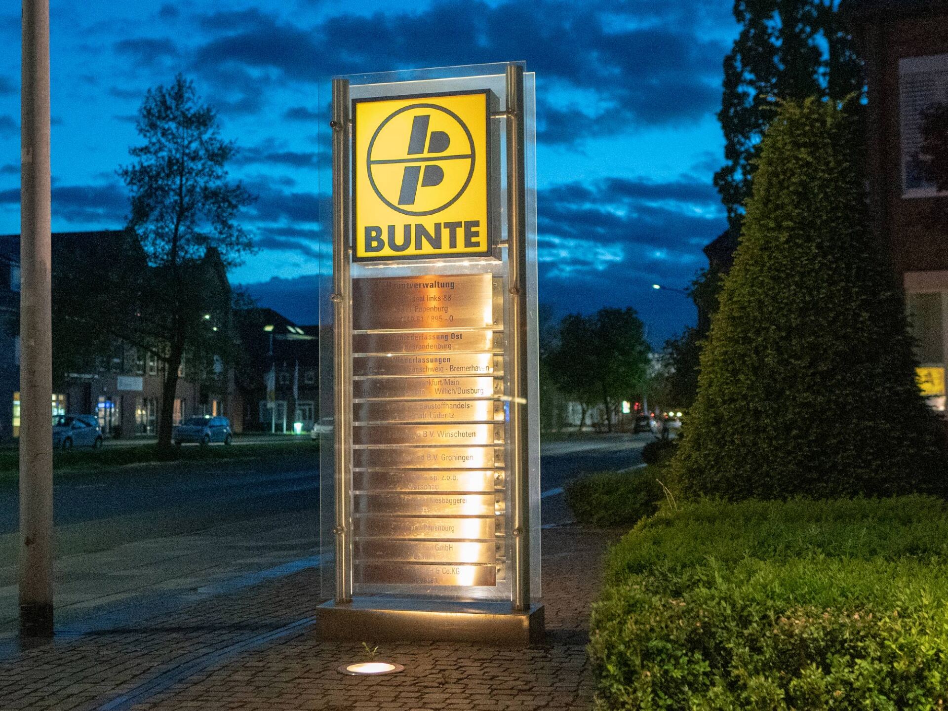 Werbepylon in Rostoptik | werbepylon.shop | Werbepylon beleuchtet