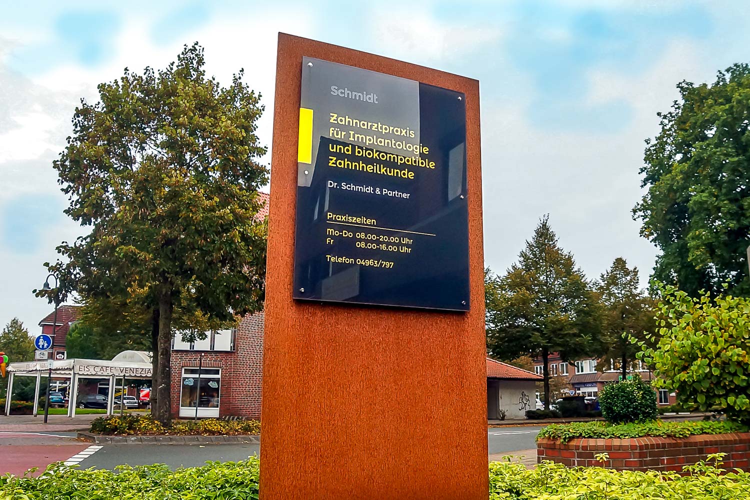 Werbepylon in Rostoptik | werbepylon.shop | Werbestele