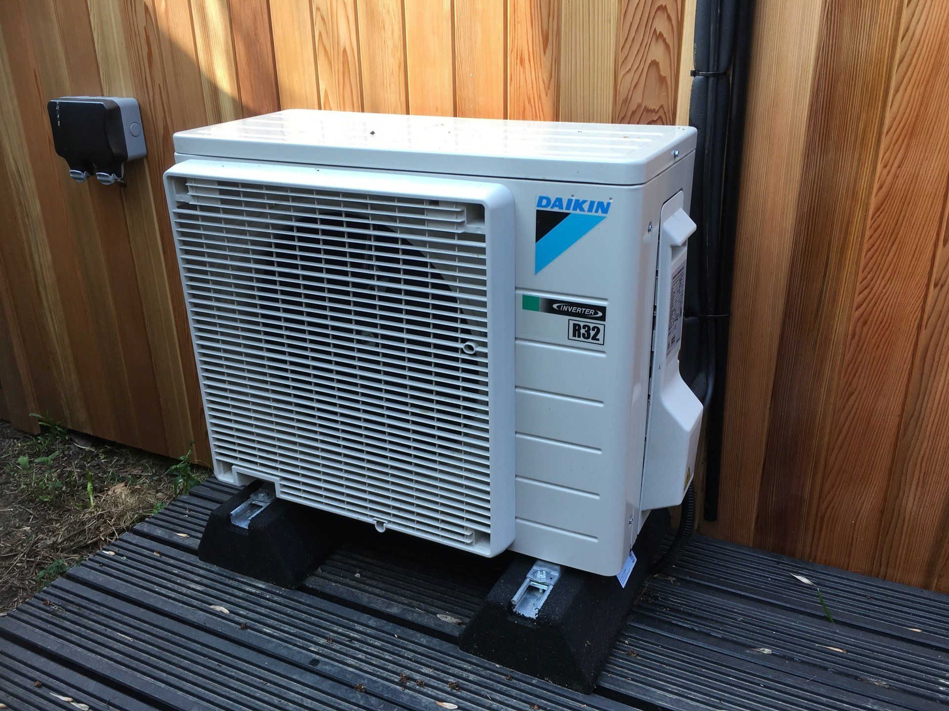 Outdoor air conditioning condenser