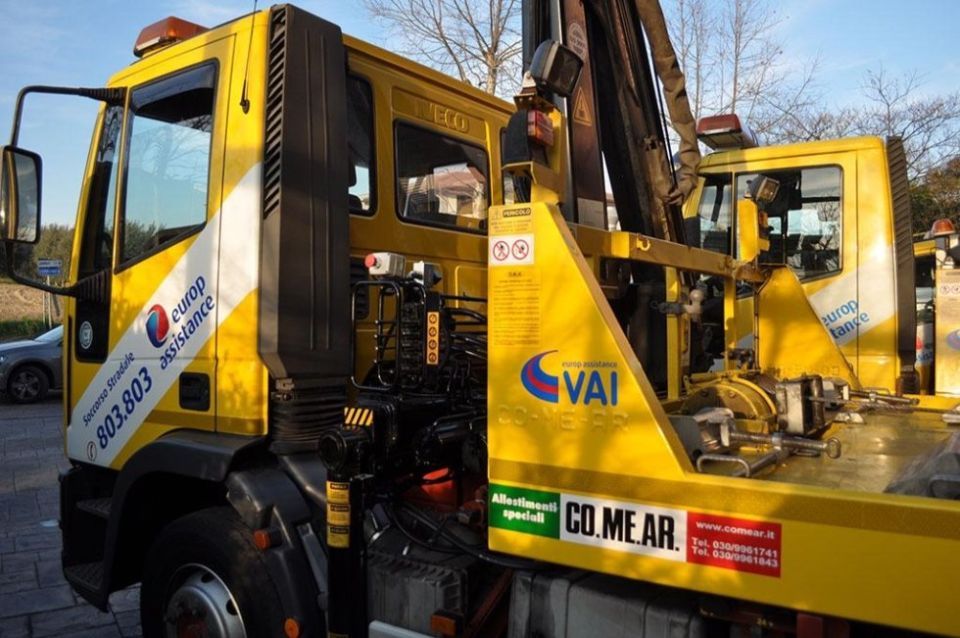 carro attrezzi giallo