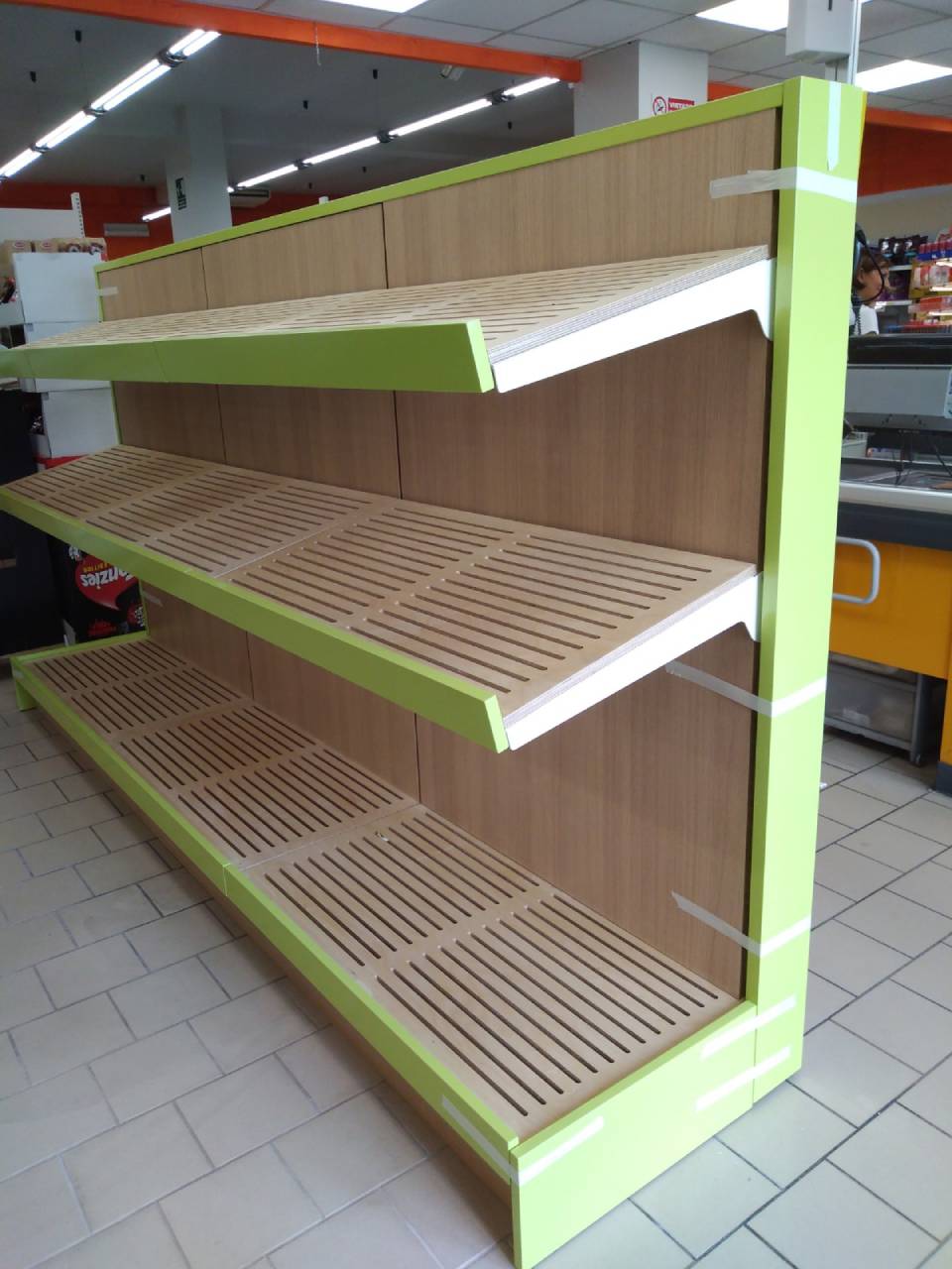 scaffali per attività di vendita a Palagiano