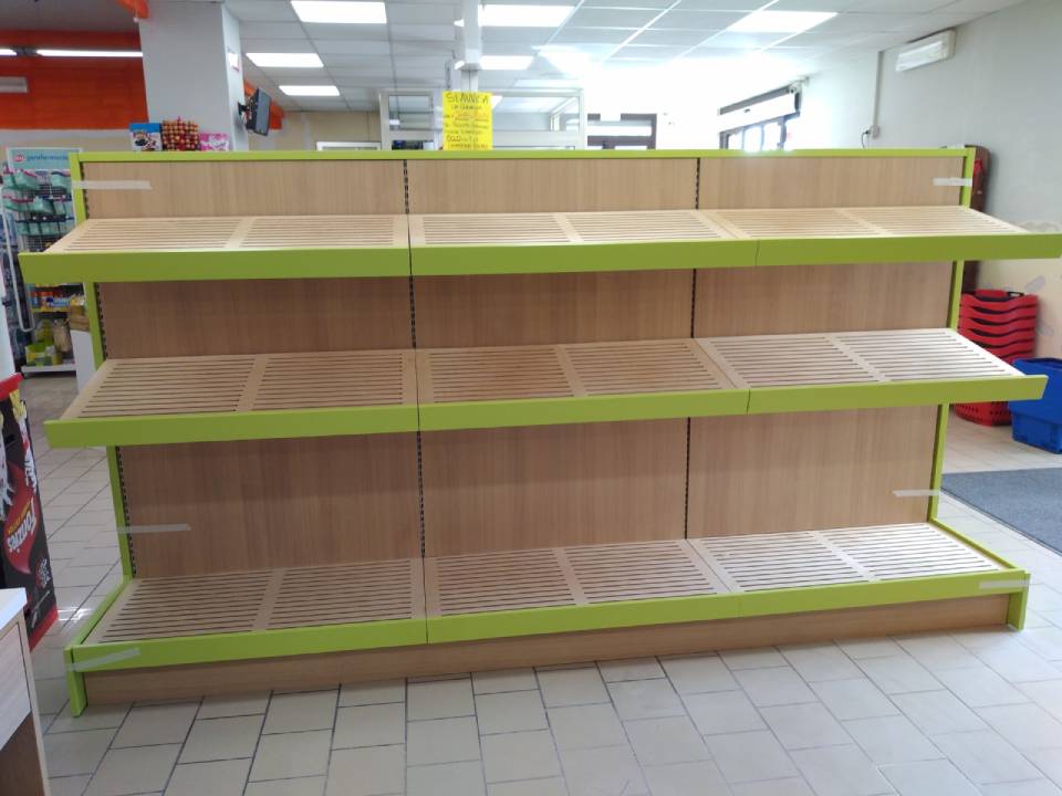 scaffali per attività commerciale a Palagiano