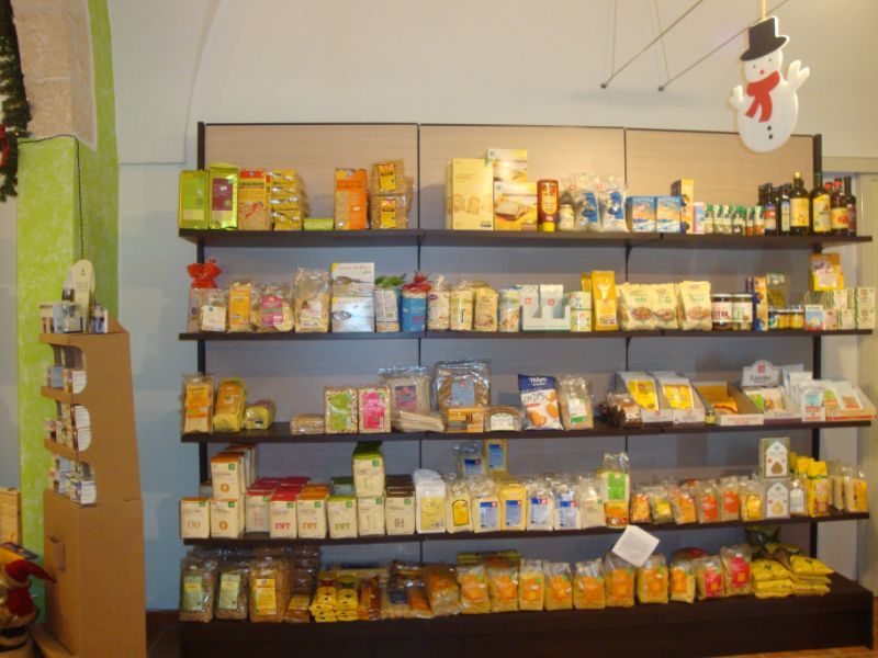 scaffali per negozio self service