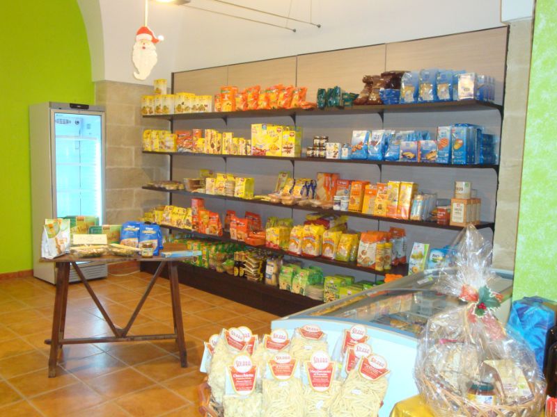 scaffali per attività di vendita self service