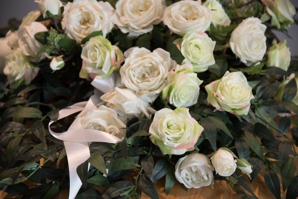 cuscino funebre di rose bianche per camera mortuaria a Crema