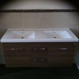 Mobile bagno sospeso con lavandino a due buche