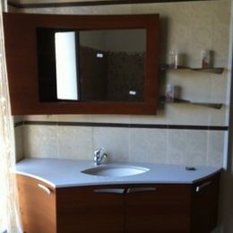 Mobile in legno con piano in marmo al quarzo e specchio