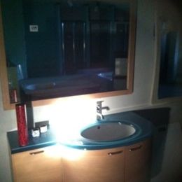 Mobile bagno sospeso con piano in vetro turchese