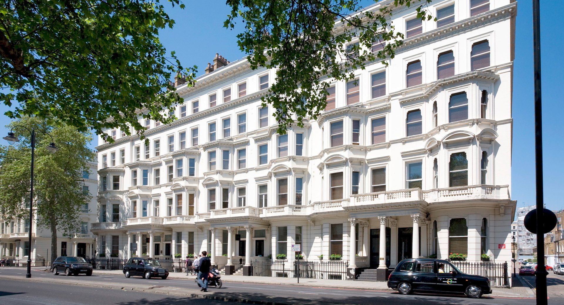 Aparthotel/100 serviced apartments and townhouses in Kensington, London