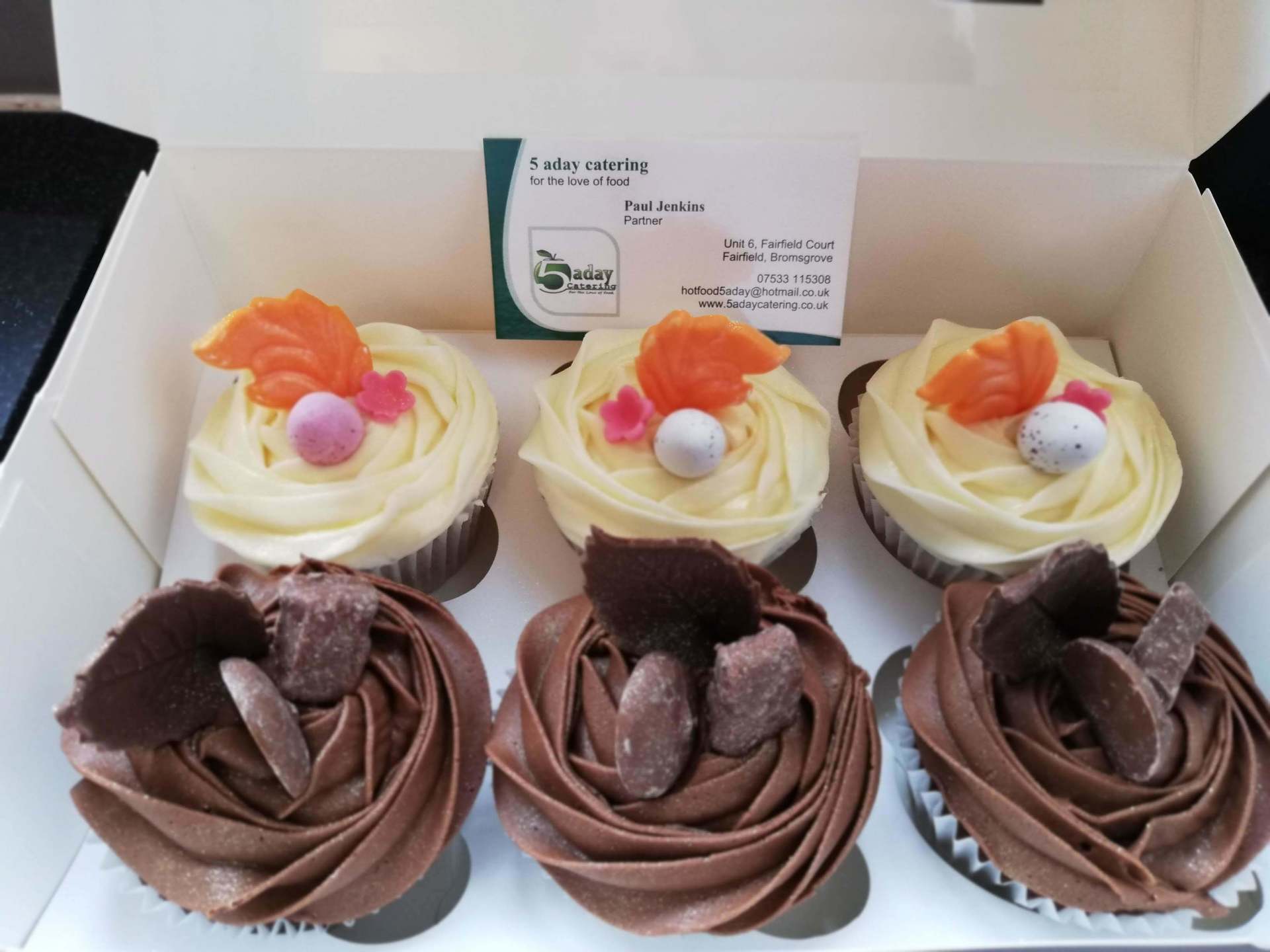 Chocolate & Vanilla Cupcakes