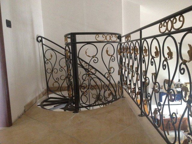 Ringhiera de una scala in ferro battuto