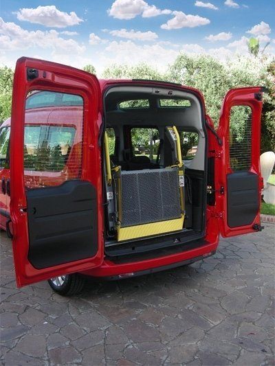 Fiat Doblò con sollevatore per carrozzina