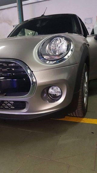 auto con inversione pedale a pavimento