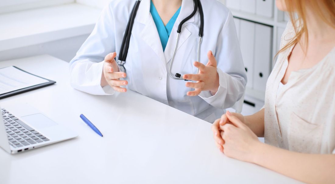 medico che fornisce una consulenza