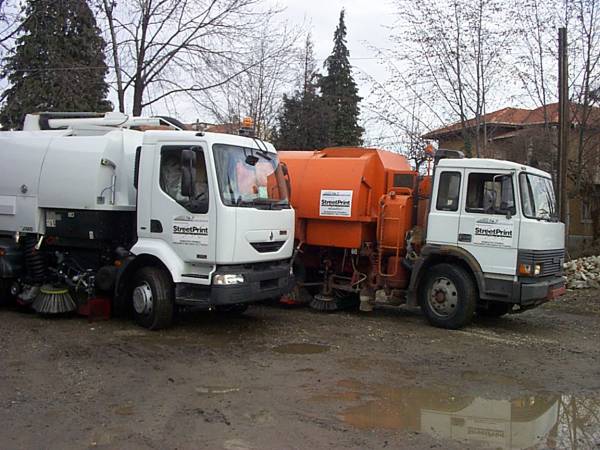 flotta di camion per la pulizia stradale