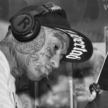 Dursly tattoo artiest libertad tattoo piercing lounge Dursly tattoo piercing Den Haag Nederland realistic black and grey airbrush custom