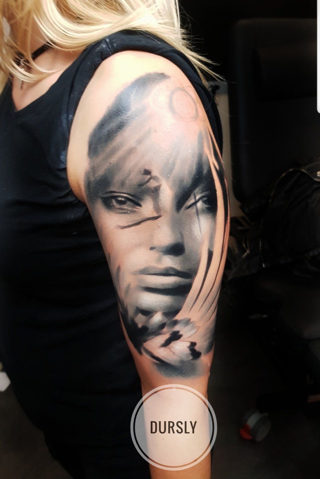 engel vrouw portrait black and grey tattoo