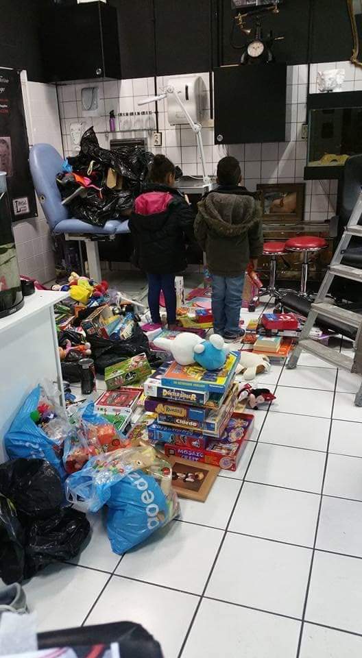 blijde kinderen speelgoed uitkiezen libertad para siempre
