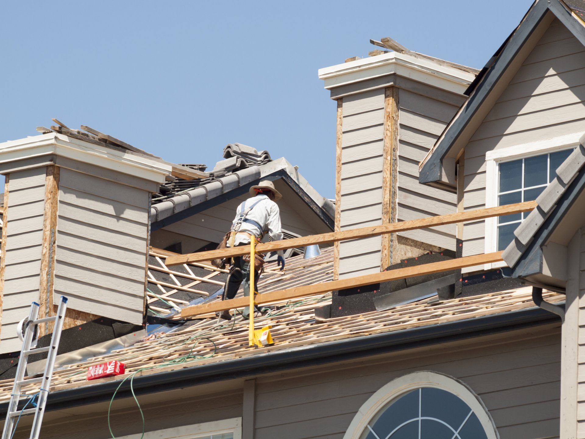 roofers working