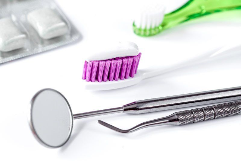 spazzolini e attrezzi del dentista