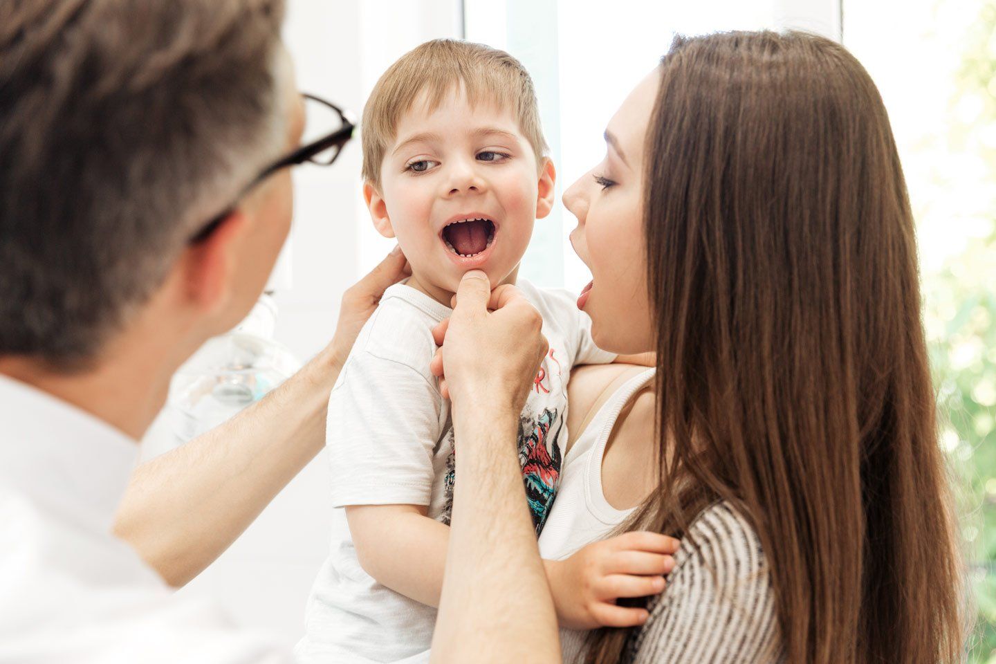 dentista controlla denti bambino