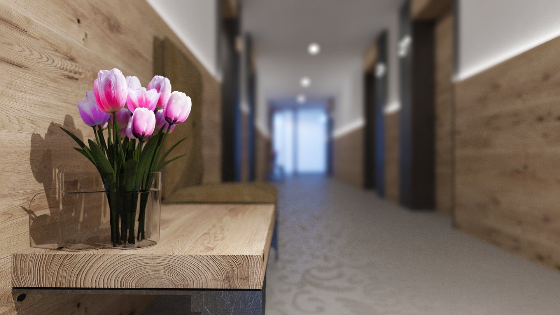 Eine Vase mit rosa Blumen steht auf einem Tisch in einem Flur
