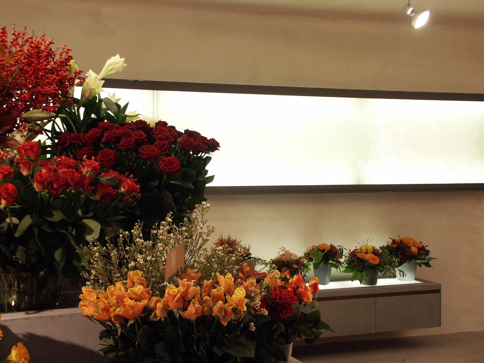 Ein Blumenstrauß steht in einem Raum