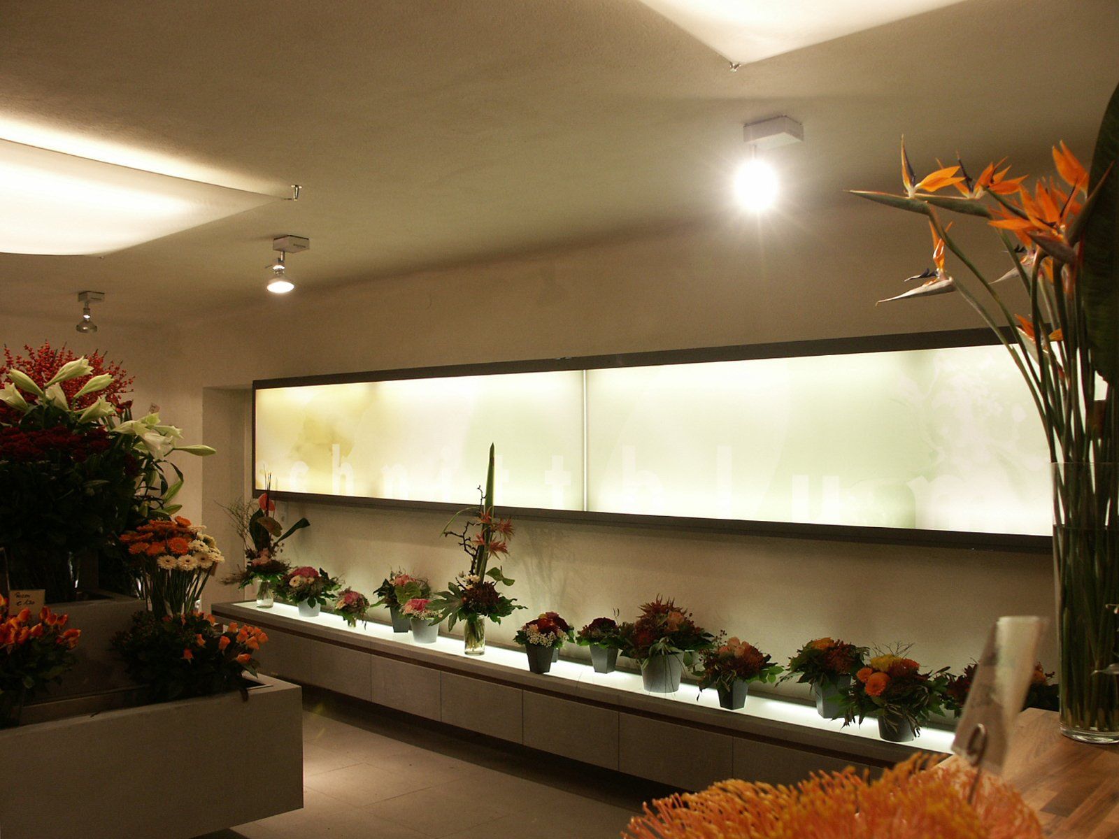 Eine Blumenpräsentation mit einem Schild mit der Aufschrift „Blumen“ darauf