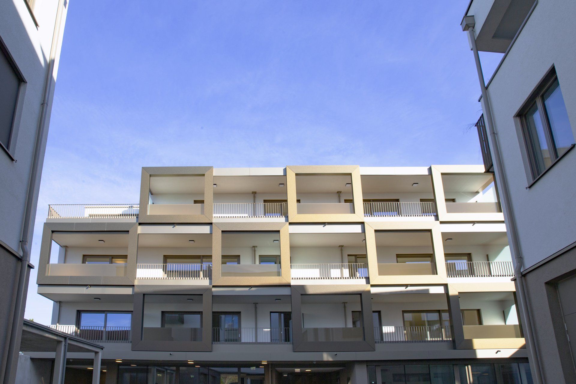 Ein Gebäude mit vielen Fenstern und Balkonen