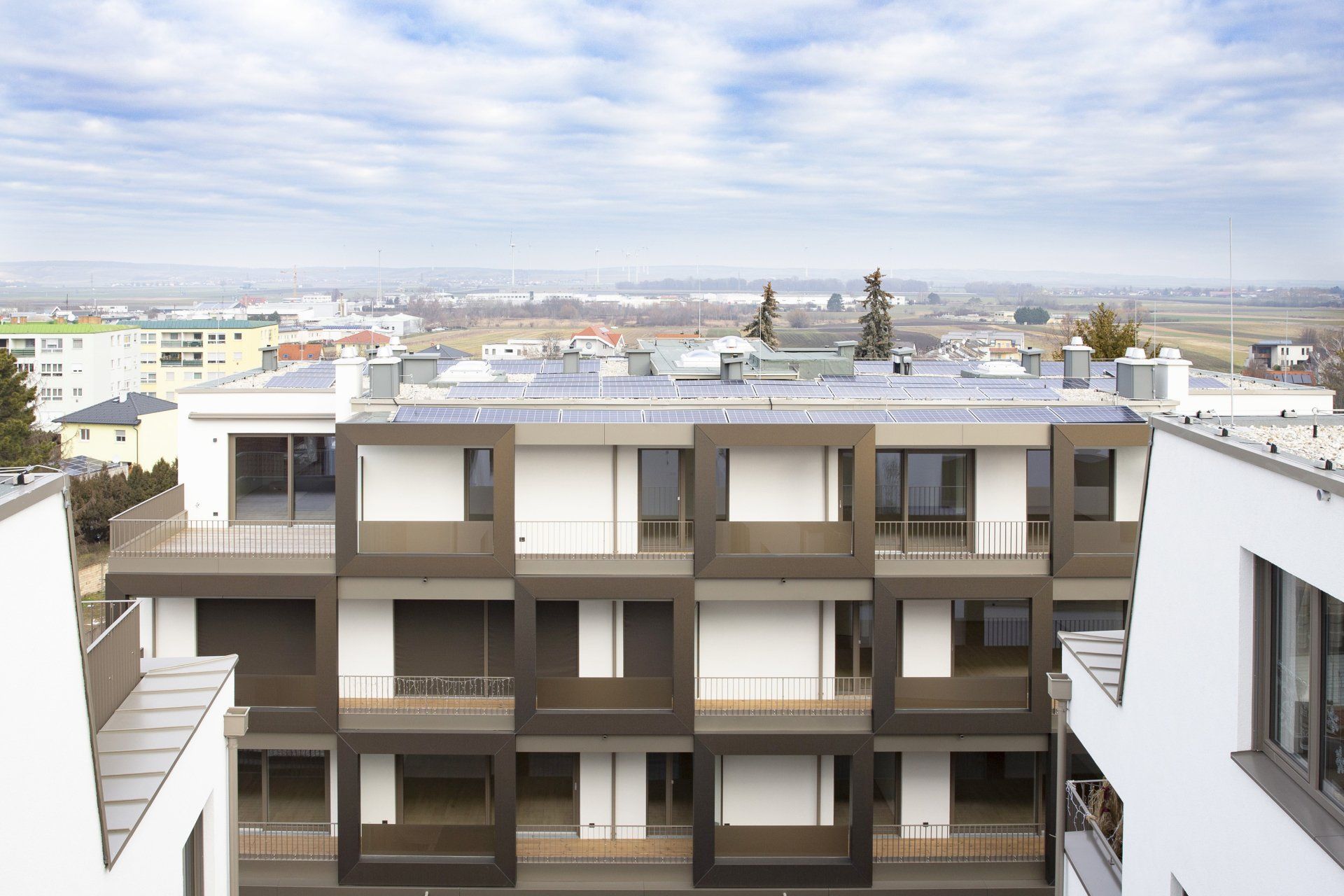 Ein Gebäude mit vielen Fenstern und Balkonen