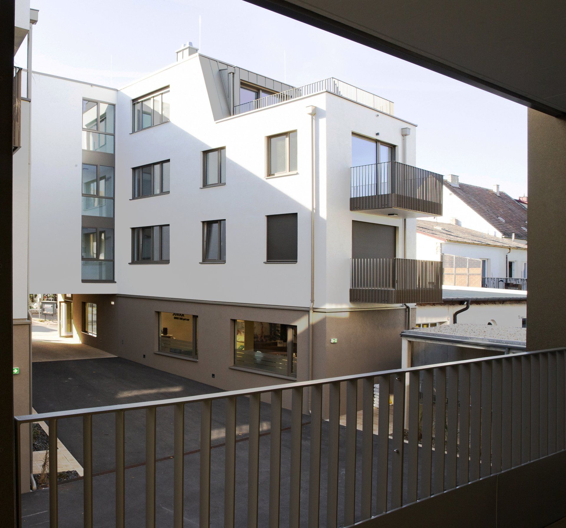 Ein Gebäude mit vielen Fenstern und Balkonen