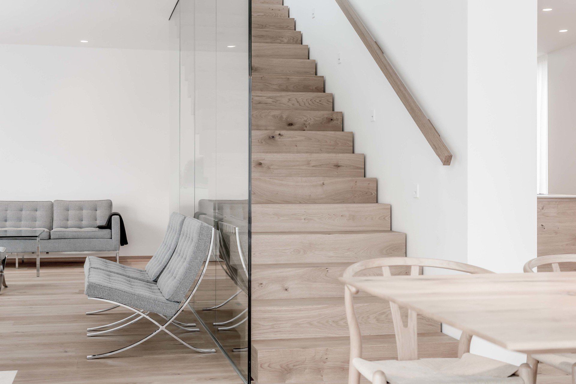 Ein Wohnzimmer mit einer Treppe, die in den zweiten Stock führt