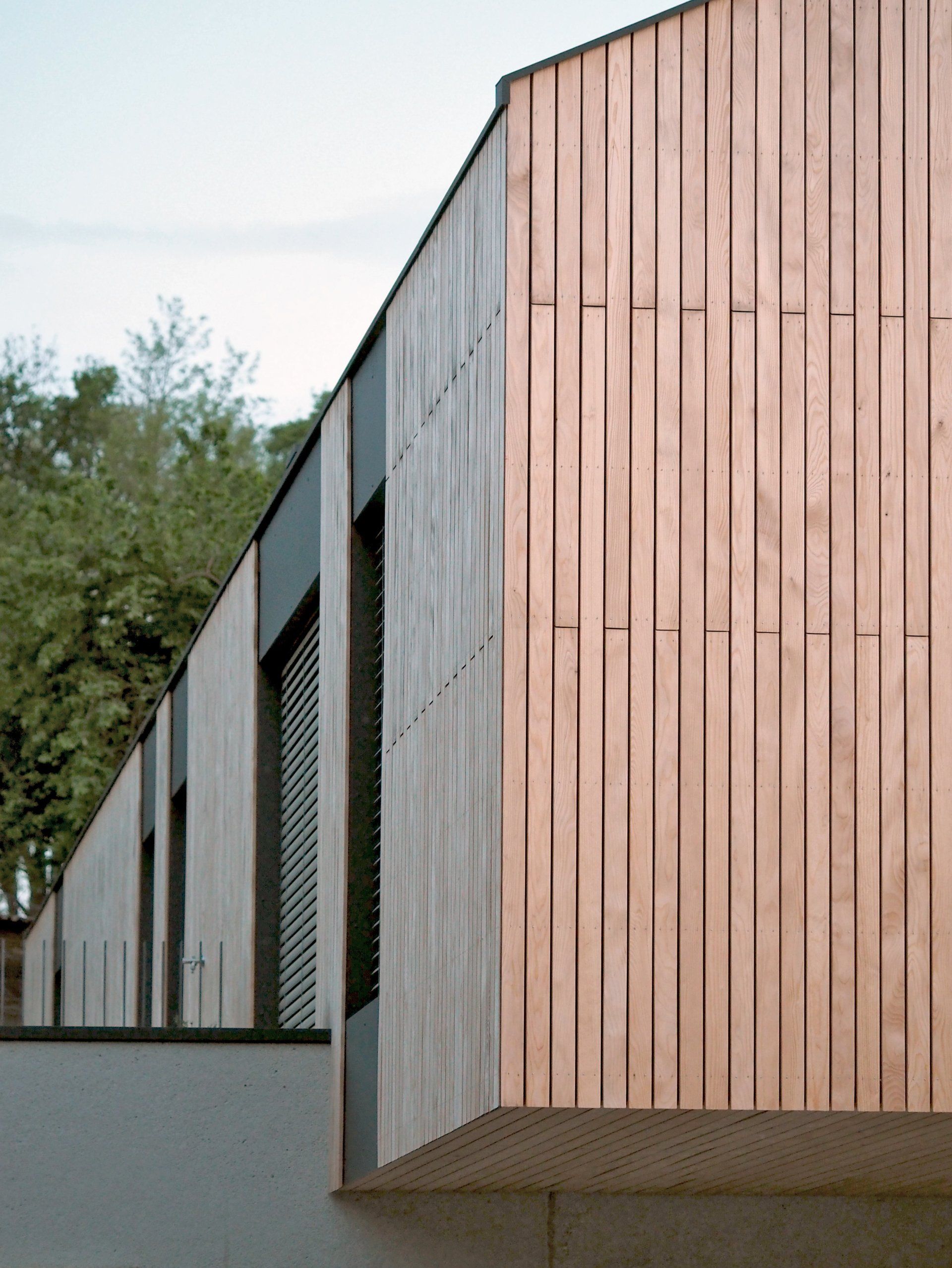 Ein Gebäude mit einer Holzverkleidung an der Seite