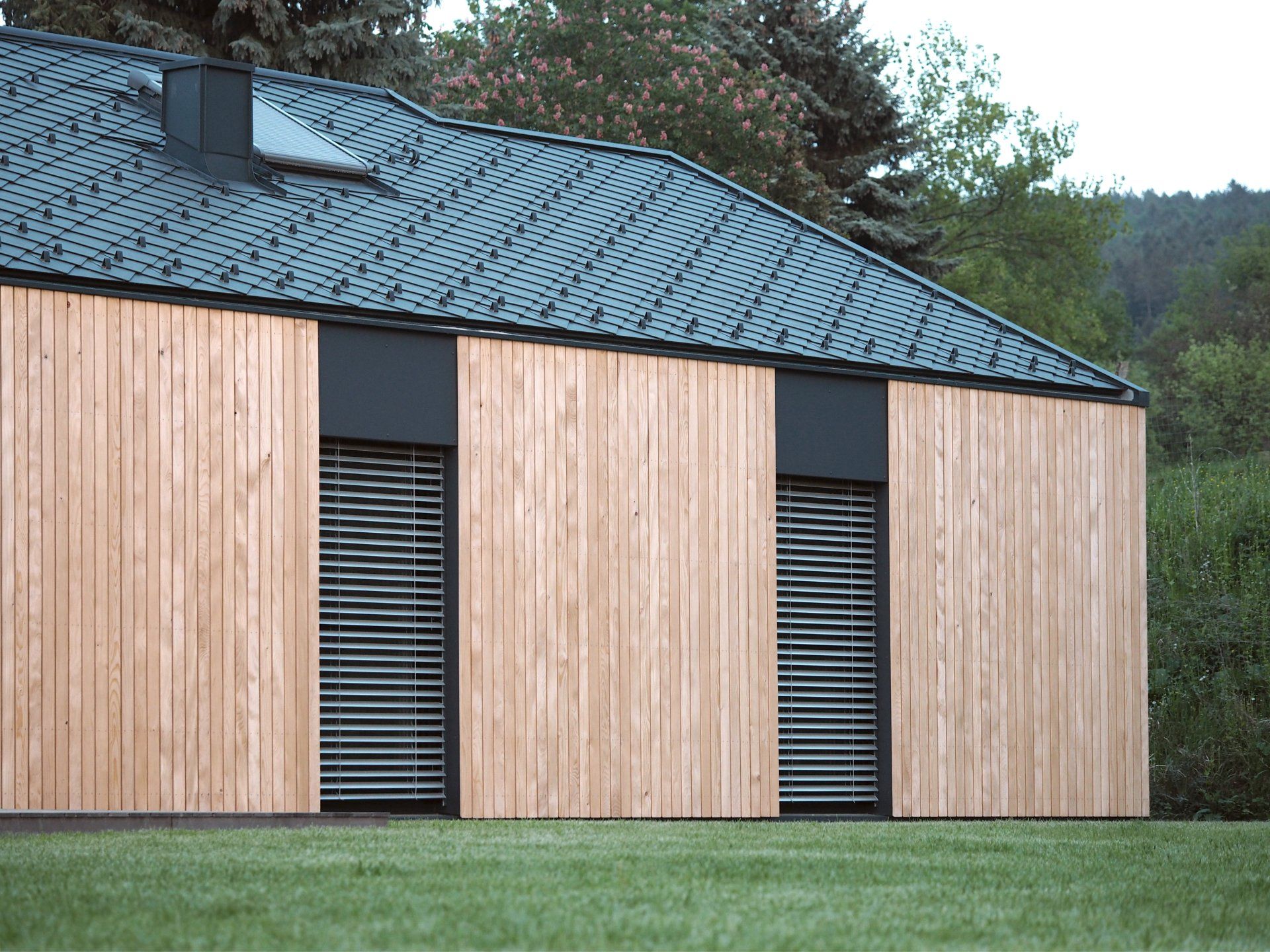 Ein Haus mit blauem Dach und Holzverkleidung