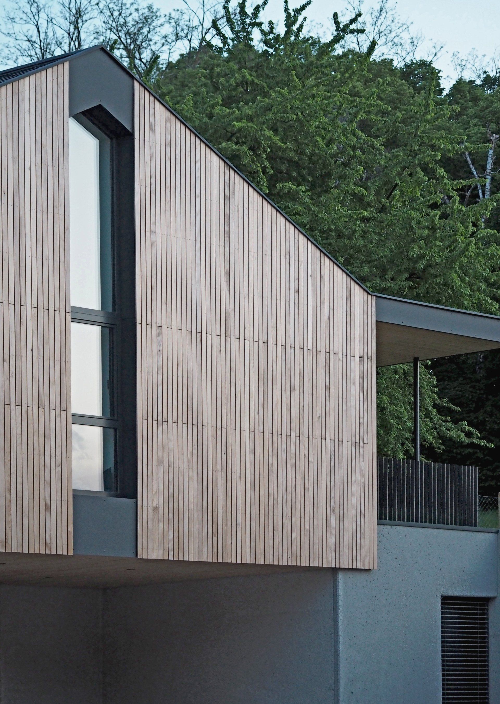 Ein Haus mit einer Holzverkleidung und einem Fenster