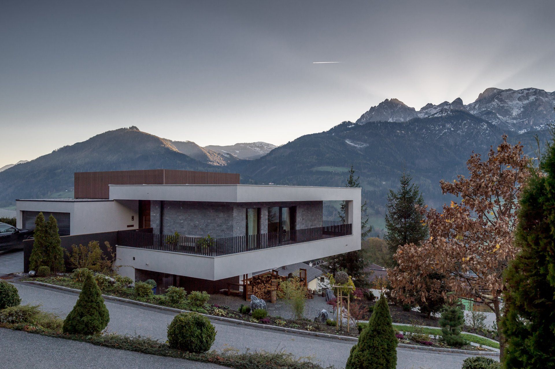 Ein modernes Haus mit Bergen im Hintergrund