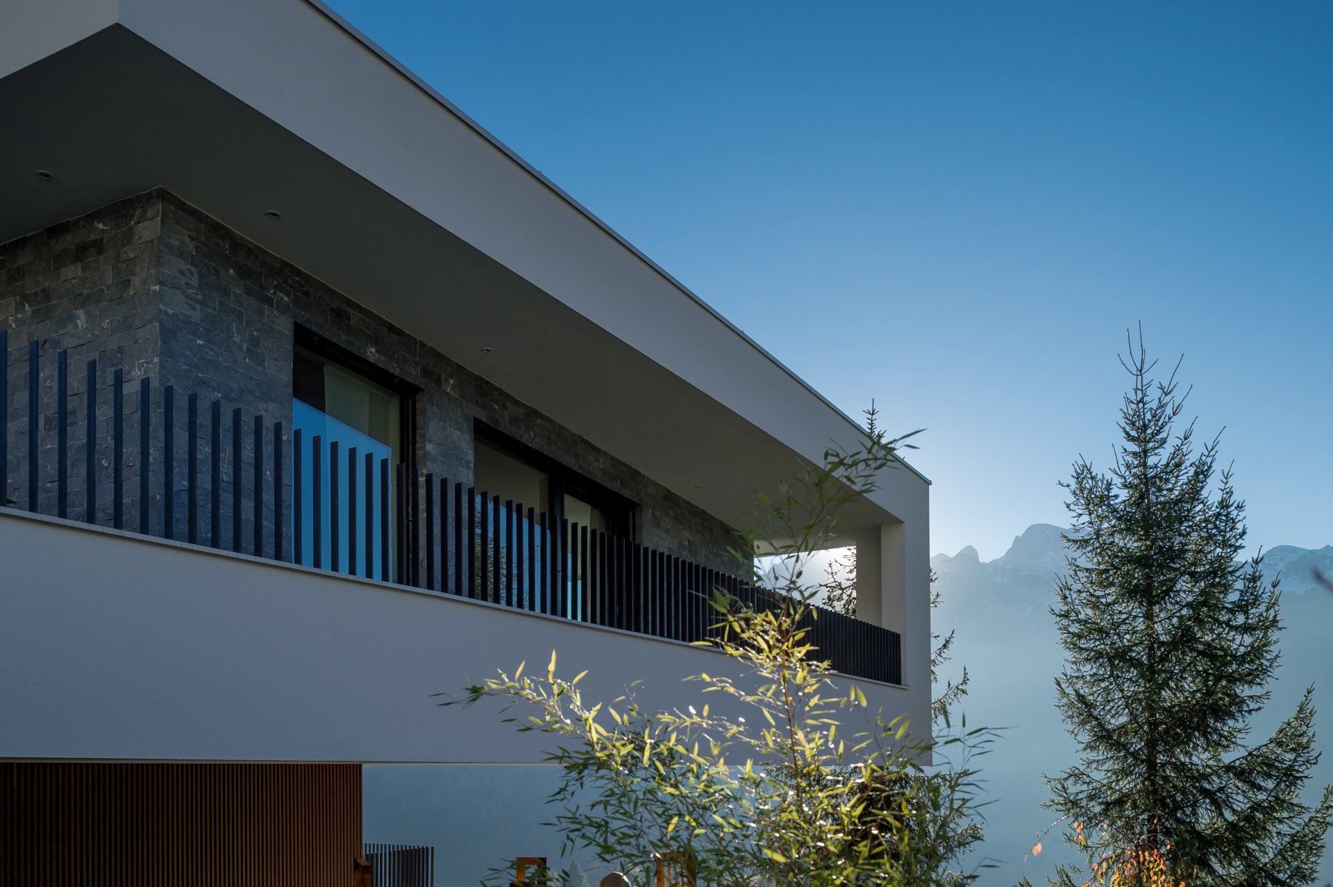 Ein weißes Gebäude mit einem Balkon und einem Zaun