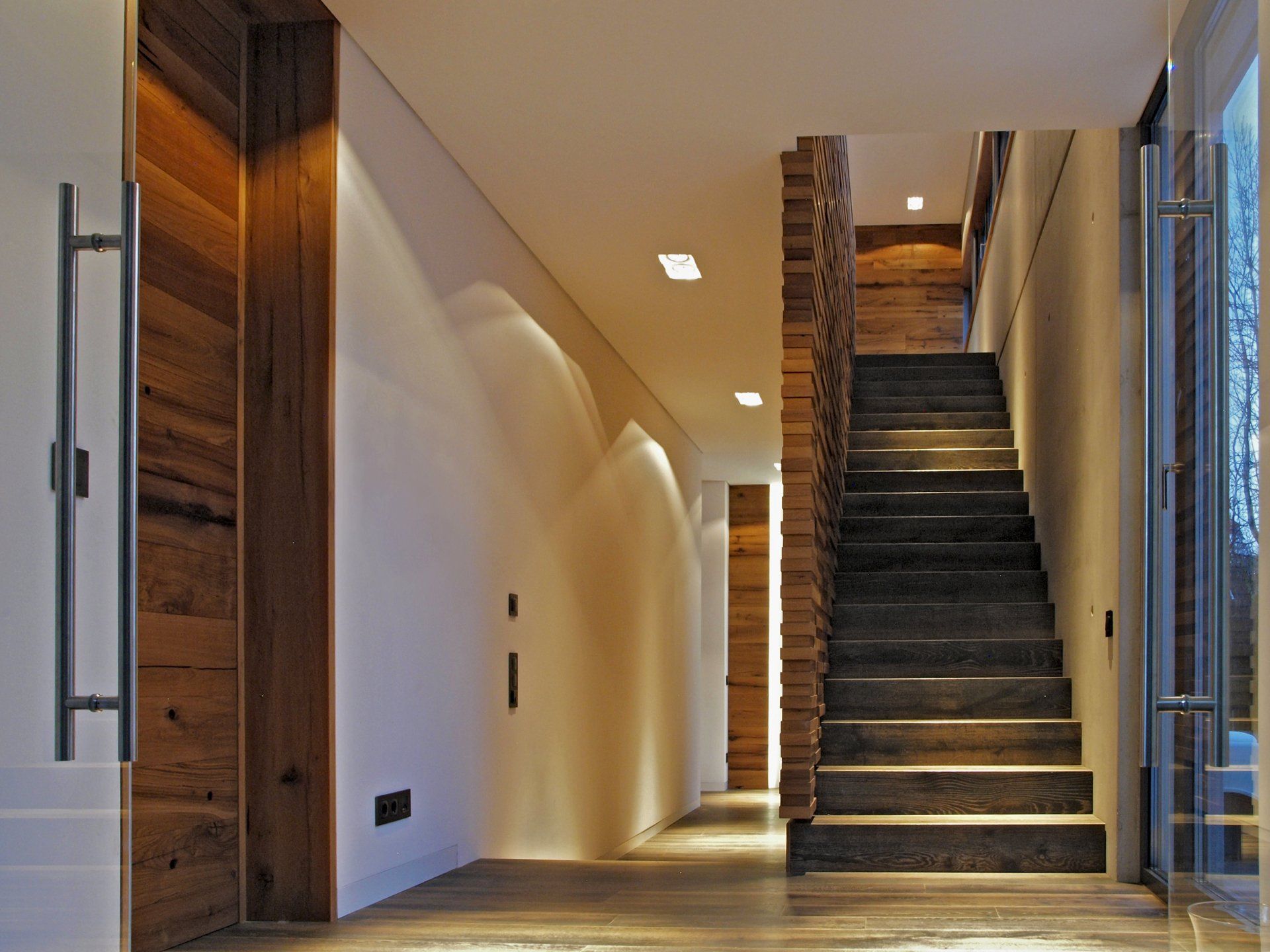 Ein Flur mit Treppe zum zweiten Stock