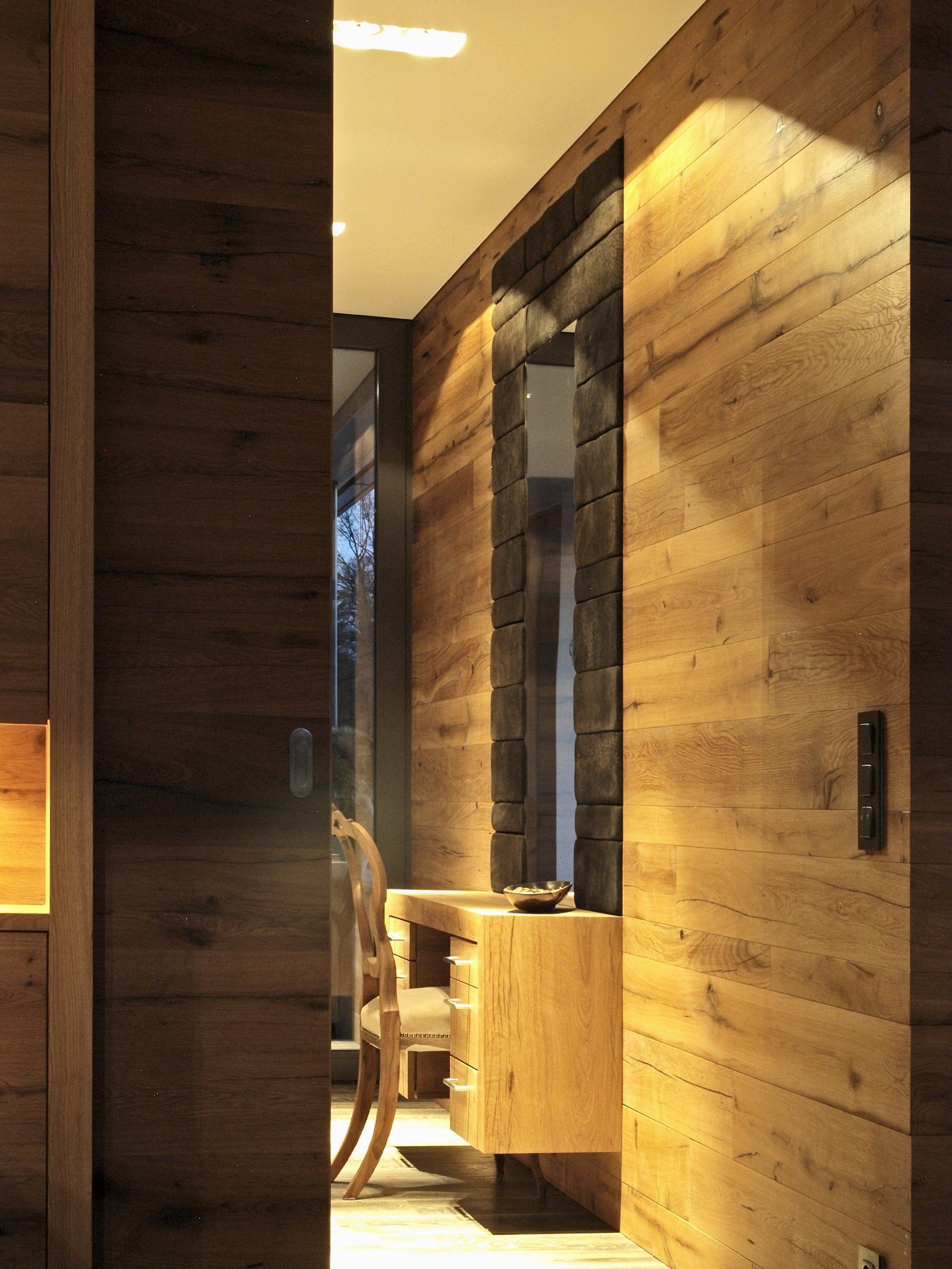 Ein Holzflur mit Stuhl und Schreibtisch
