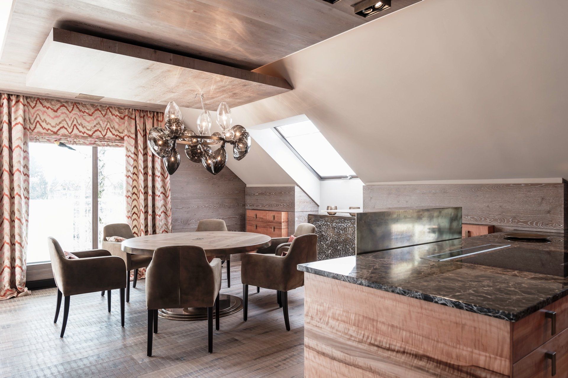 Ein Esszimmer mit Tisch und Stühlen und einem Kronleuchter